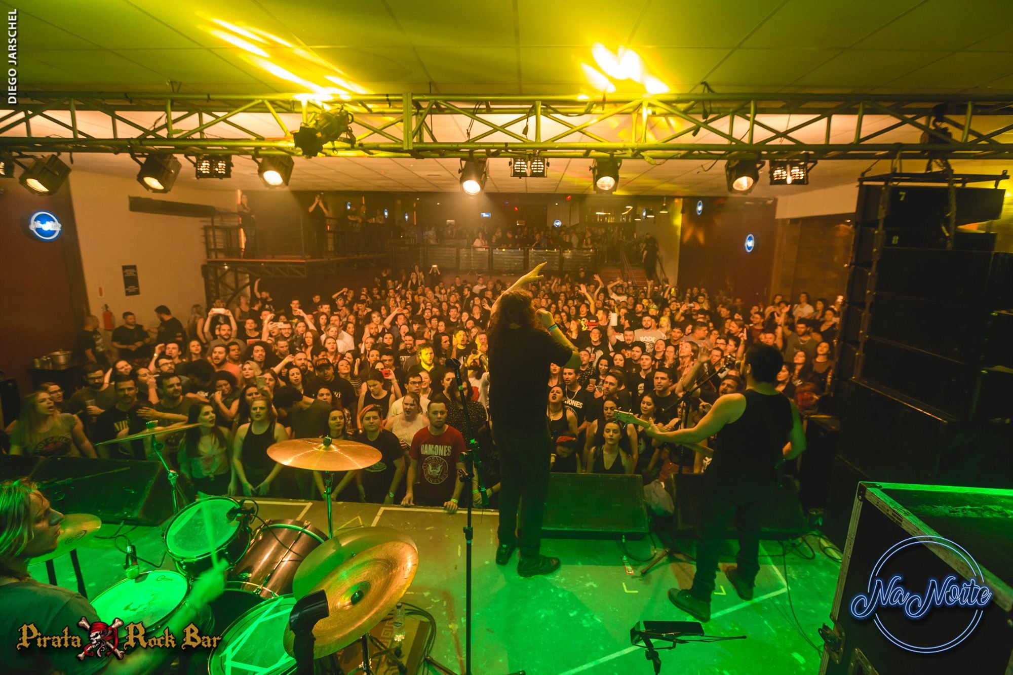 Casa cheia vista do palco do Pirata Rock Bar
